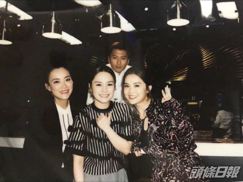 Mani （左）貼出跟Twins及霆鋒早年的合照。